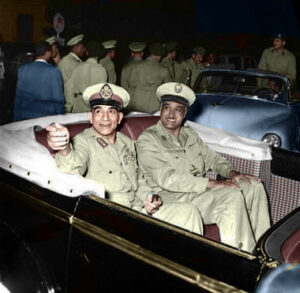 Nasser (a destra) e Muhammad Naguib durante le celebrazioni per il secondo anniversario della rivoluzione egiziana del 1952