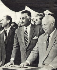 Nasser alla cerimonia d'inaugurazione dell'Alta diga di Aswān, tra il leader sovietico Nikita Khruscev e il ministro della Guerra egiziano Abd Al-Hakim Amer