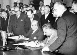 Firma del trattato istitutivo della Repubblica araba unita da parte del presidente della Repubblica siriana Shukri al-Quwwatli (a sinistra) e del suo omologo egiziano Gamal Abd el-Nasser (2 febbraio 1958)